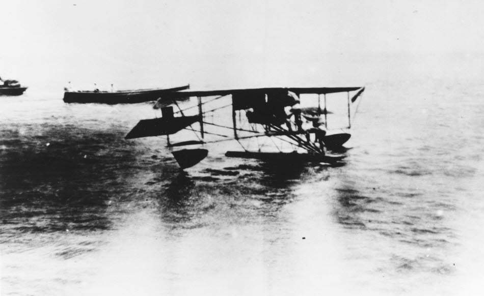 Curtiss AH-3 taking off, Vera Cruz 