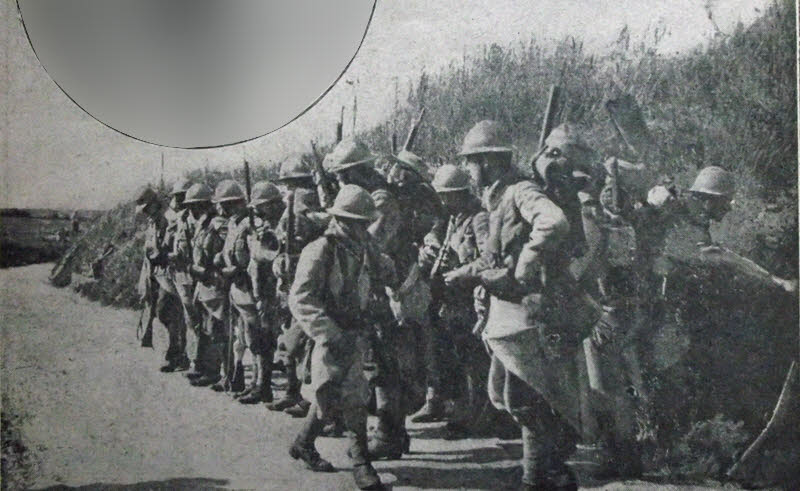 French infantry sheltering behind hedge, 1915 