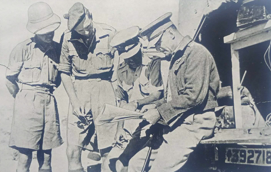 Brigadier 'Alec' Gatehouse, briefing in Western Desert, 1941 