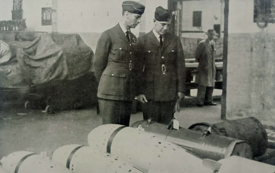 George VI examines training bombs for RAF Ground Crew 