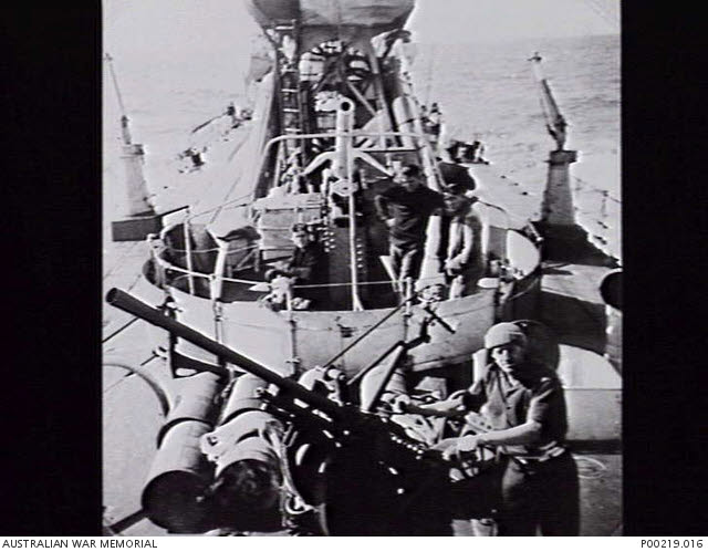 20mm Breda and 12-pounder on HMAS Vendetta 