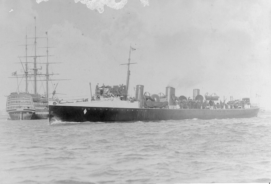 HMS Fawn passing HMS Victory 