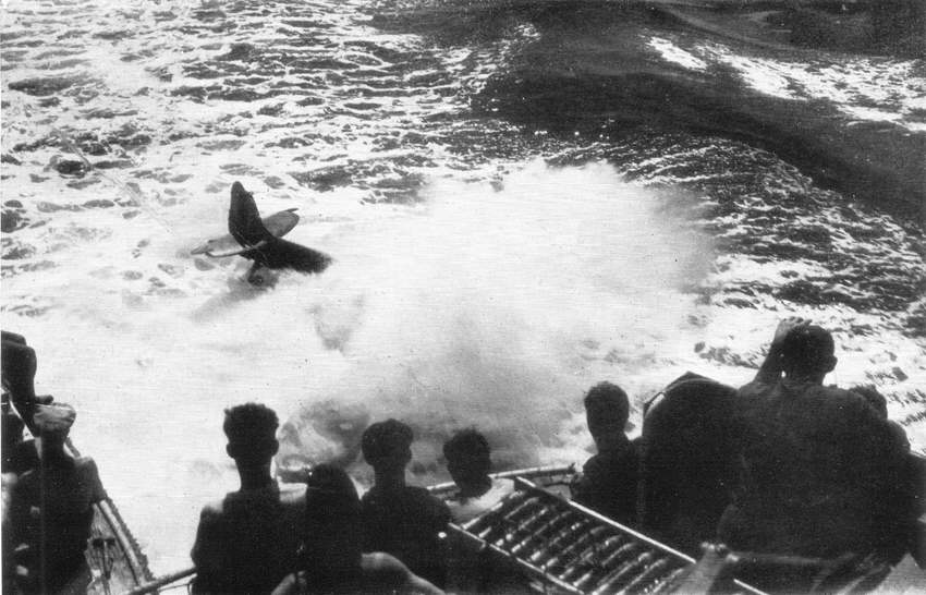 Supermarine Seafire crashes off HMS Indefatigable