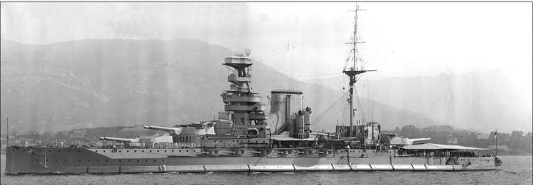Side view of HMS Queen Elizabeth