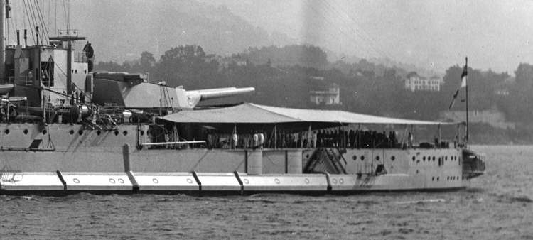 HMS Queen Elizabeth - rear 15in guns