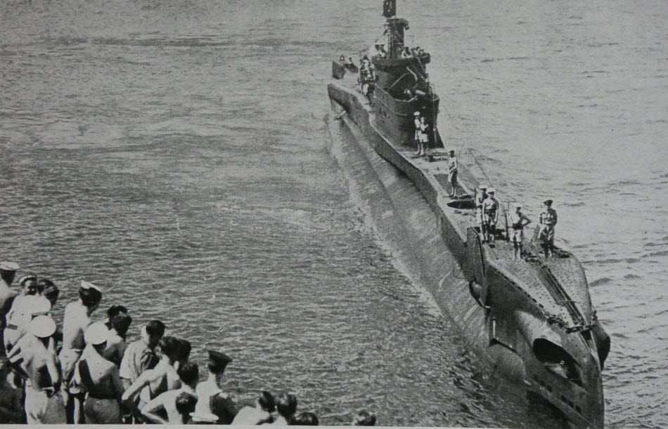 HMS Templar returns from patrol in Far East, 1944 