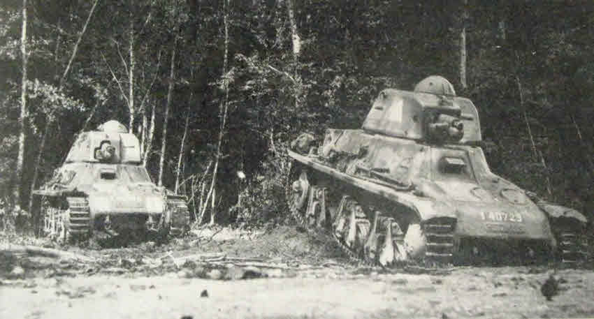 Hotchkiss H-39 light tank in woods 