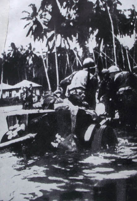 Landing field artillery on Rendova 