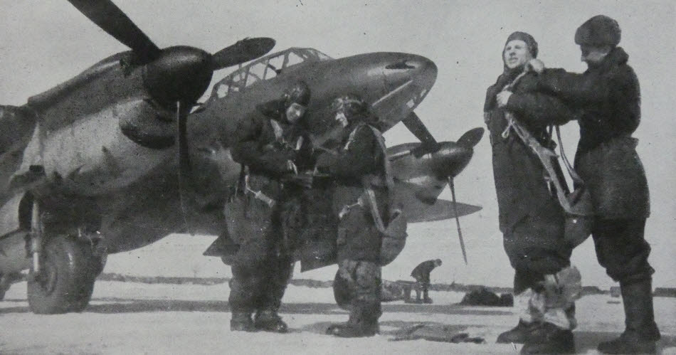 Crew of Petlyakov Pe-2 being briefed 
