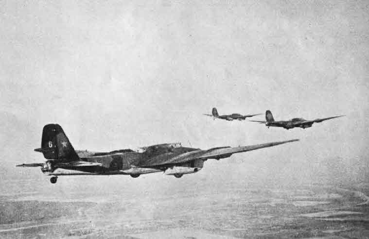Petlyakov Pe-8 in formation 