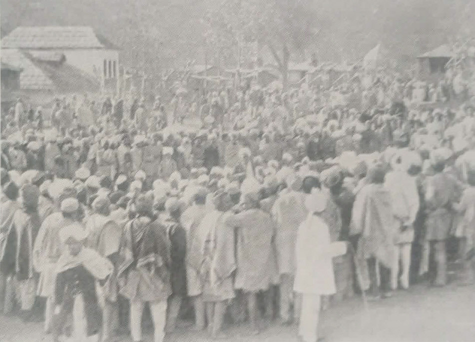 Crowd at First World War recruitment meeting in Himalayas 