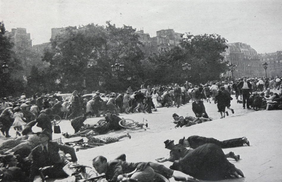 Snipers firing on crowds in Place de la Concorde, 1944 