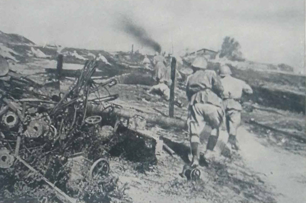 Soviet Infantry attack on outskirts of Stalingrad 