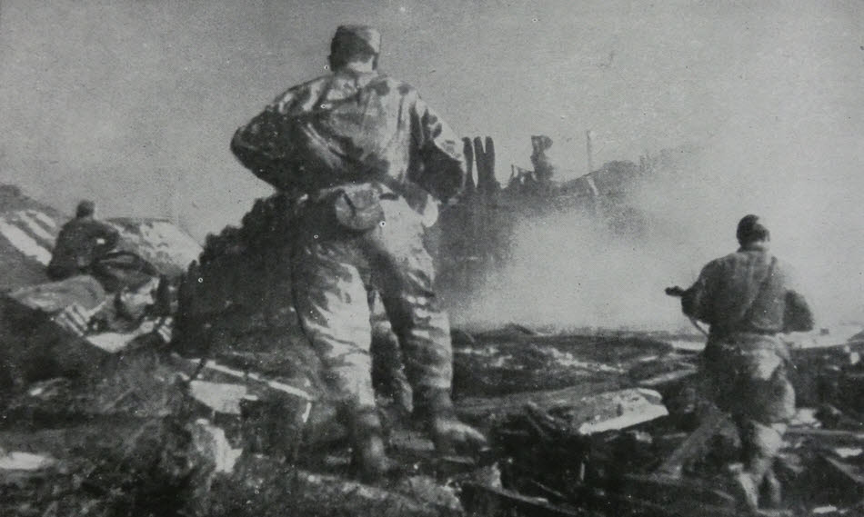Soviet Soldiers attack Polotsk 