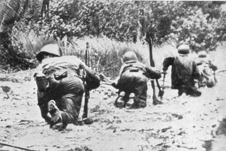 US Troops hunt snipers, New Guinea