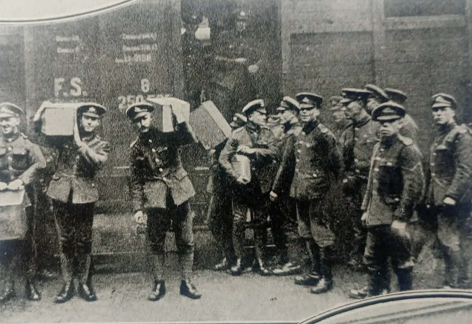 Warwickshire Regiment unloading food for Vienna 